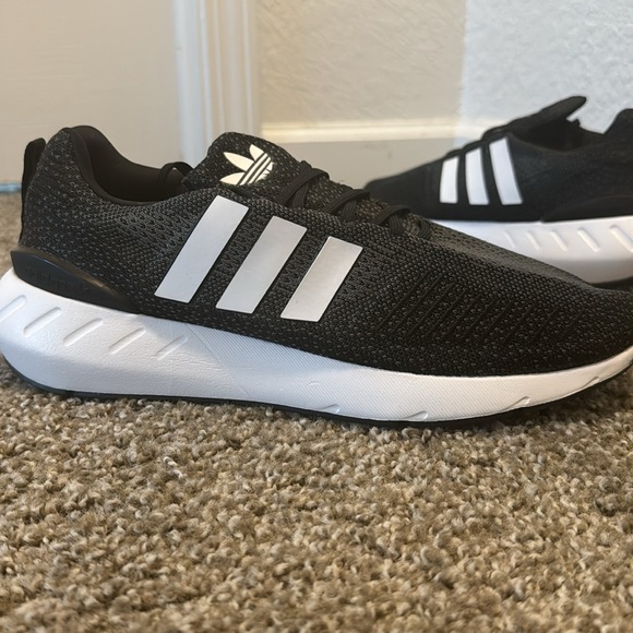 Adidas Swift Run 22’s - Picture 2 of 5
